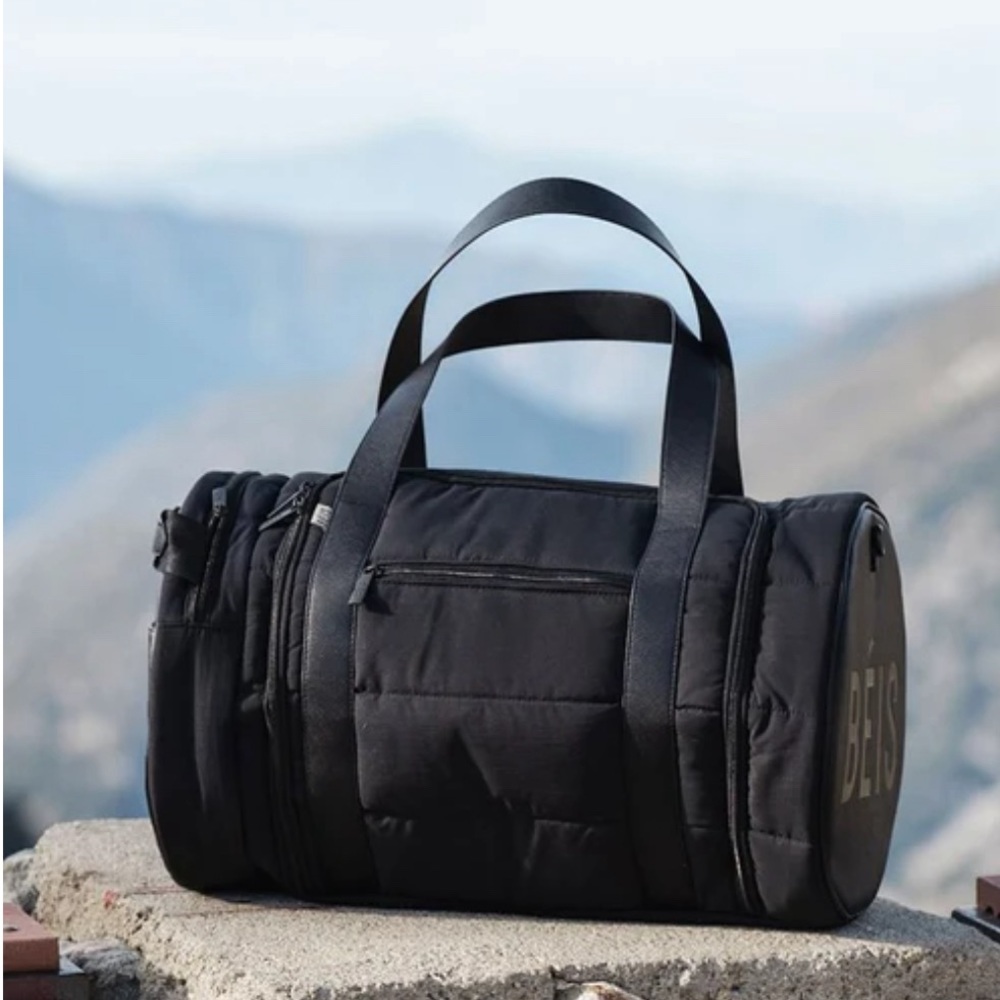 Beis: The puffer duffle in black